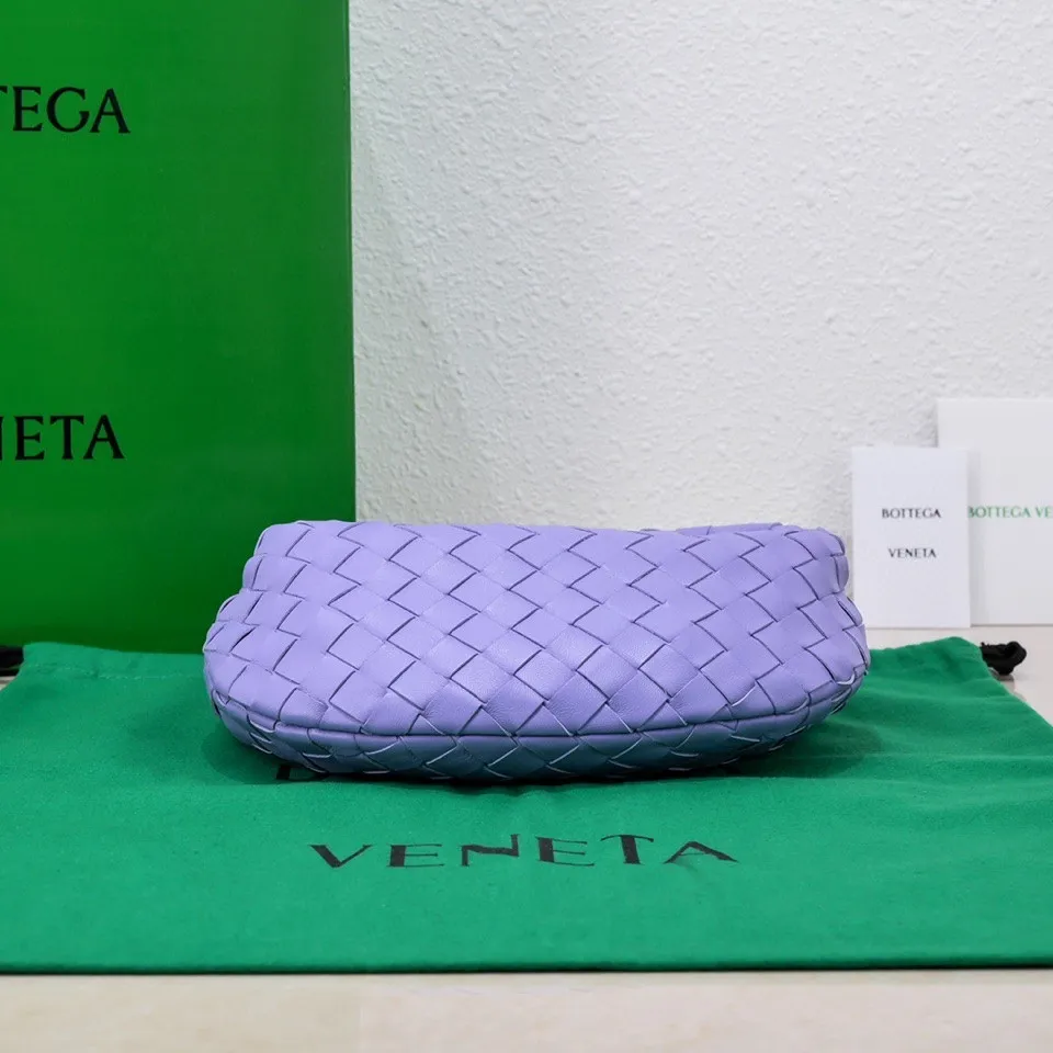 Batch 1120 BV Bottega Veneta 2021 Early Spring New Ladies MINI JODIE Handbag BV Bag 🔥The new method is to round the corners on the original basis and knot the round hobo bag with classic woven leather. The most iconic triangular pull-out design, using sheepskin draped soft shape, is super suitable for concave shapes~ Jodie feels really gentle to people, and is definitely the best item for daily matching. It has the same weave, new elements and twists, is compact and versatile, and is the new favorite of street style Internet celebrities! Dimensions: 23x28x8 Model: 6699-1